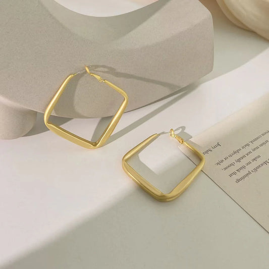 Elegant Geometric Gold-Tone Hoop Earrings – Modern Statement Jewellery