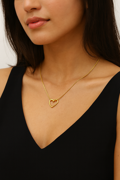 Elegant Gold Heart Pendant Necklace – Minimalist Love Jewelry for Women