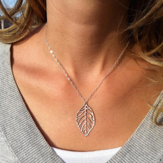Forest-Inspired Silver Leaf Pendant Necklace – Nature’s Elegance