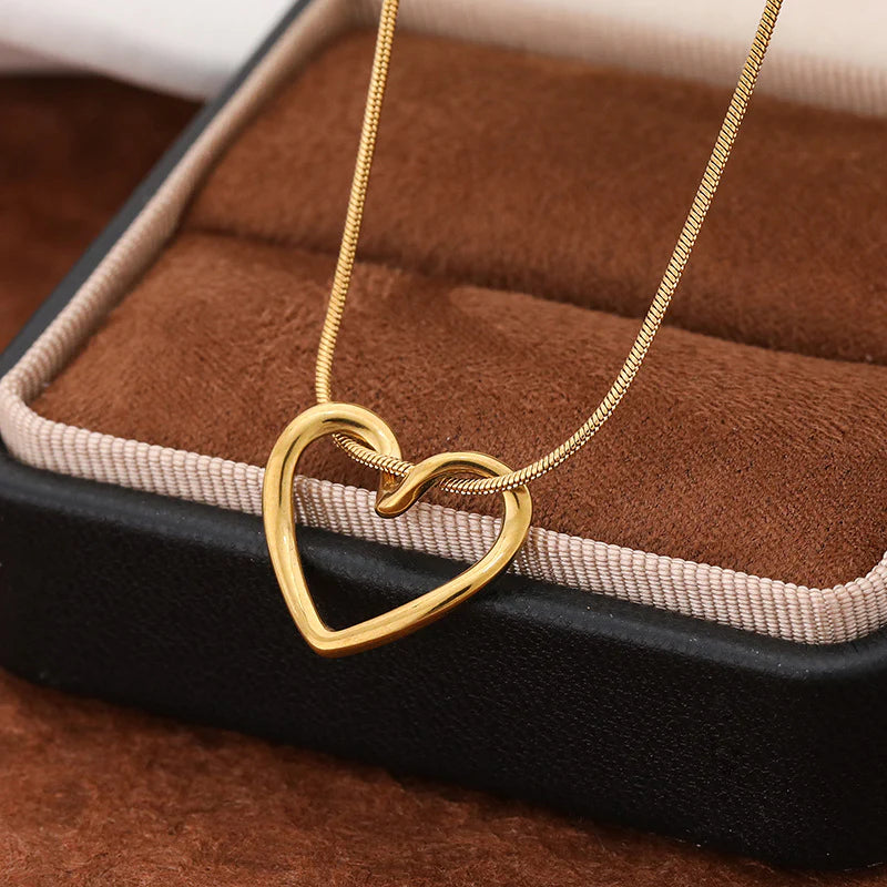 Elegant Gold Heart Pendant Necklace – Minimalist Love Jewelry for Women