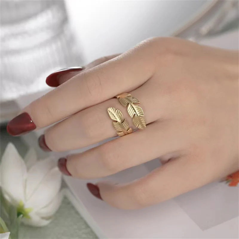 Adjustable Gold Leaf Ring – Nature-Inspired Minimalist Jewelry for Women