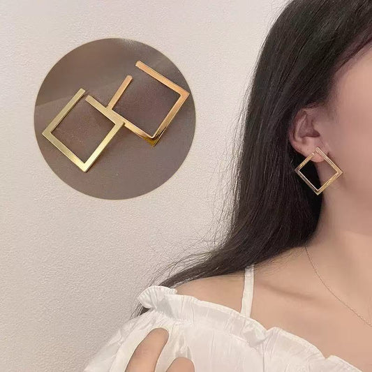 Three-Dimensional Square Hoop Earrings – Minimalist Geometric Design